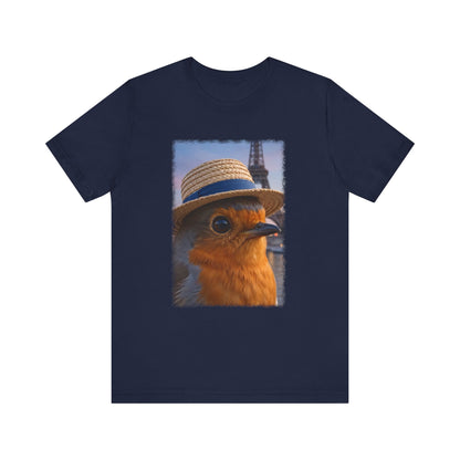 Rosi Rotkehlchen mit Sonnenhut in Paris T-Shirt – Bequemes Premium Shirt für Reisefreunde