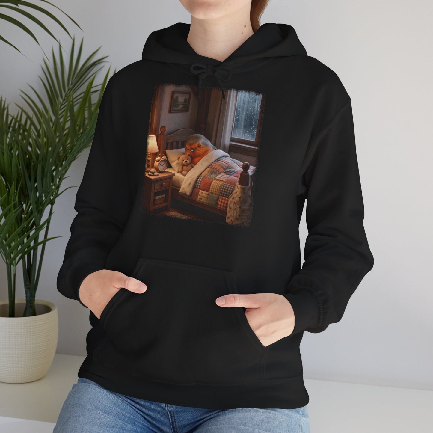 Süßes Rotkehlchen Hoodie im Bett mit Teddy | Kuscheliger Vogel Kapuzenpullover für Langschläfer