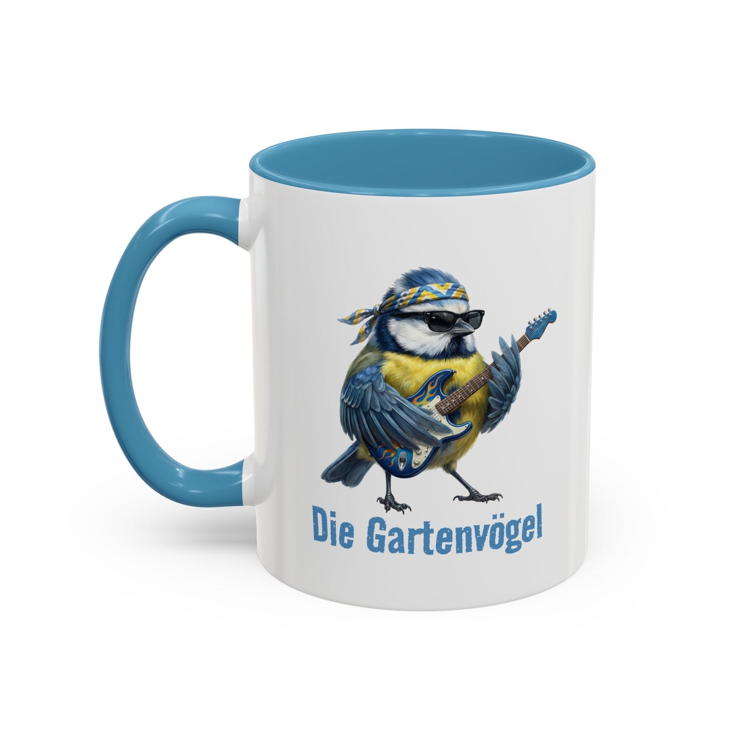 Tasse mit einer Blaumeise, die Gitarre spielt, und dem Text „Die Gartenvögel“ auf weißem Hintergrund