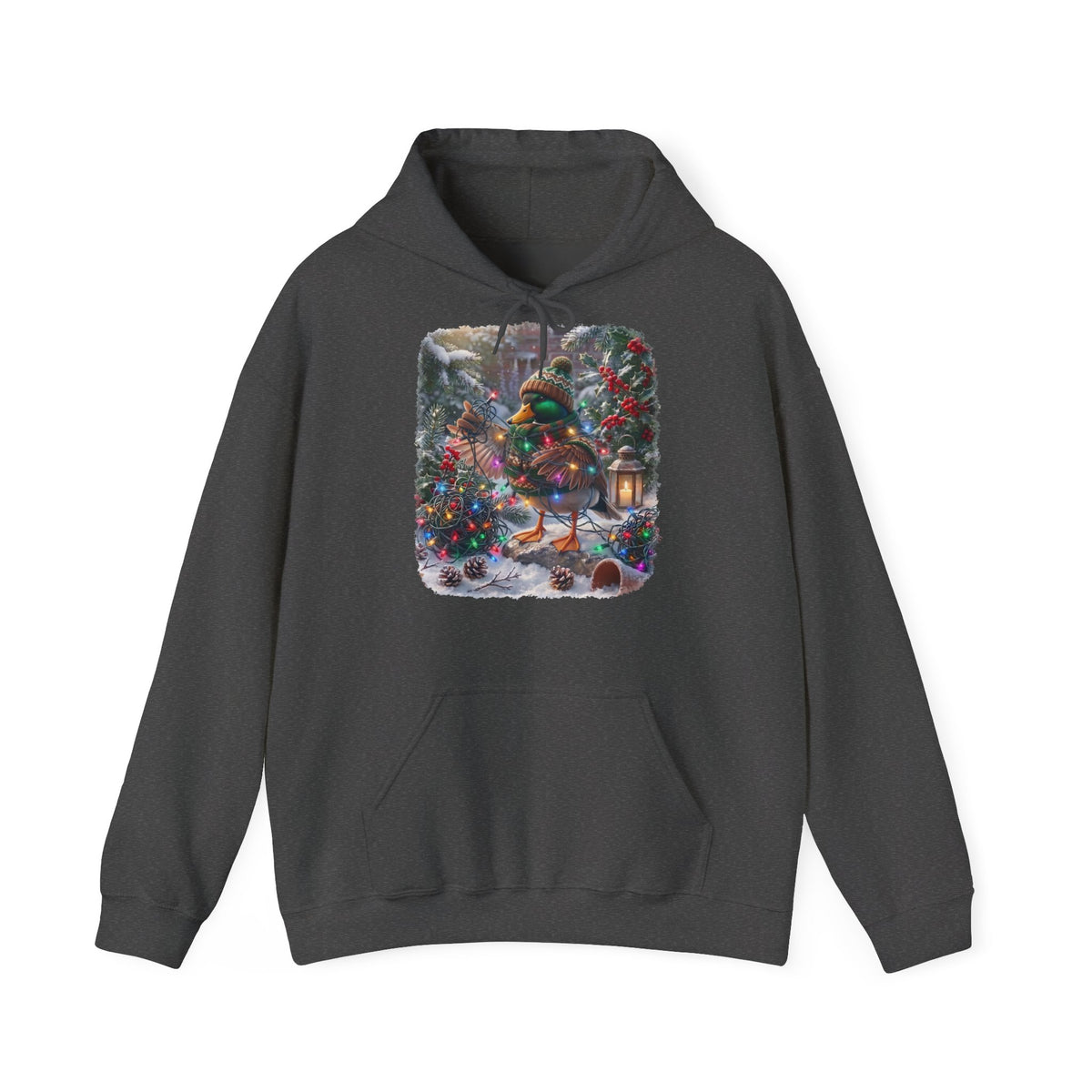 Ein dunkelgraues Kapuzen-Sweatshirt mit einem farbenfrohen Grafikdruck: eine Stockente in Winterkleidung und mit Mütze, die inmitten von Weihnachtsbäumen und Schnee eine Lichterkette hält.