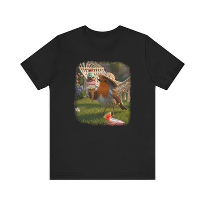 Schwarzes T-Shirt aus weicher Baumwolle. Auf der Brust ist eine große, farbenfrohe digitale Illustration aufgedruckt: Das Rotkehlchen Rosi steht mit einem Sonnenhut in einem sommerlichen Garten und hält ein riesiges Eis mit vier Kugeln in den Flügeln.