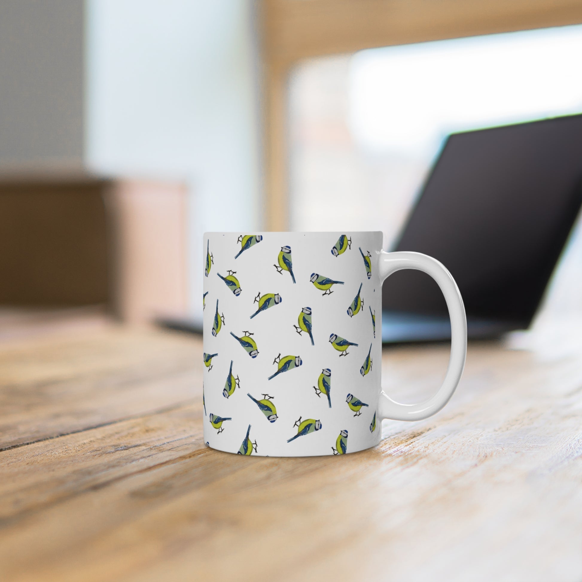 Blaumeise Tasse mit Streumuster | Vogelmotiv Kaffeebecher für Vogelbeobachter & Naturfreunde – 11 oz,
