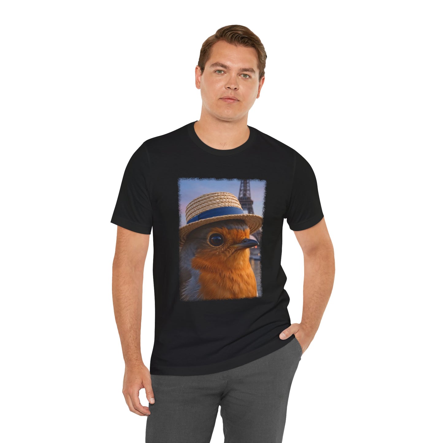 Rosi Rotkehlchen mit Sonnenhut in Paris T-Shirt – Bequemes Premium Shirt für Reisefreunde