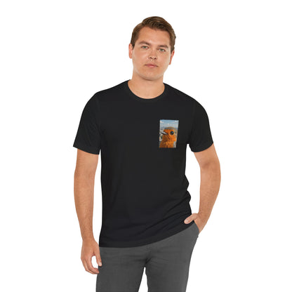 Rosi Rotkehlchen vor der Pariser Skyline T-Shirt – Bequemes Premium Shirt für Vogelfreunde