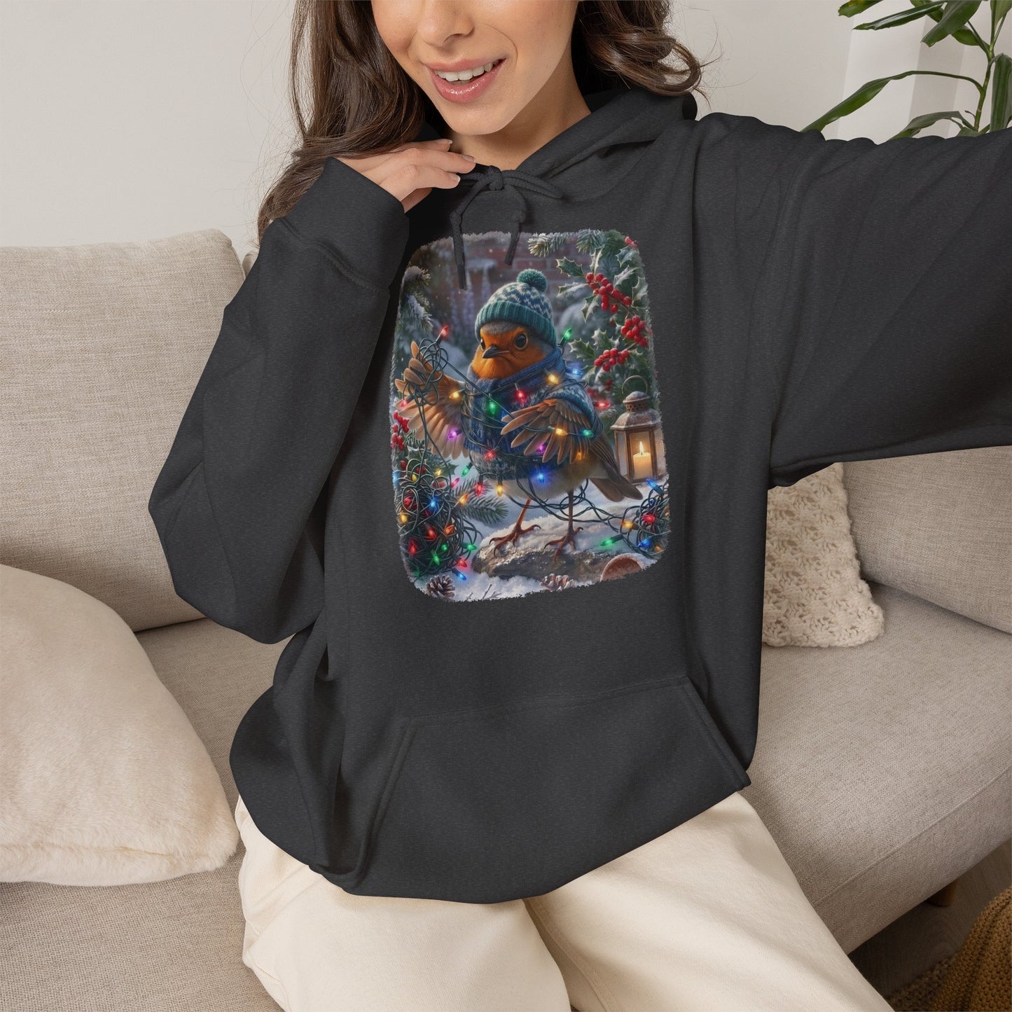 Premium Hoodie Rosi Rotkehlchen und die Lichterkette im Garten
