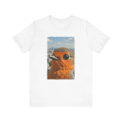 Rosi Rotkehlchen vor der Pariser Skyline T-Shirt – Bequemes Premium Shirt für Reisefreunde