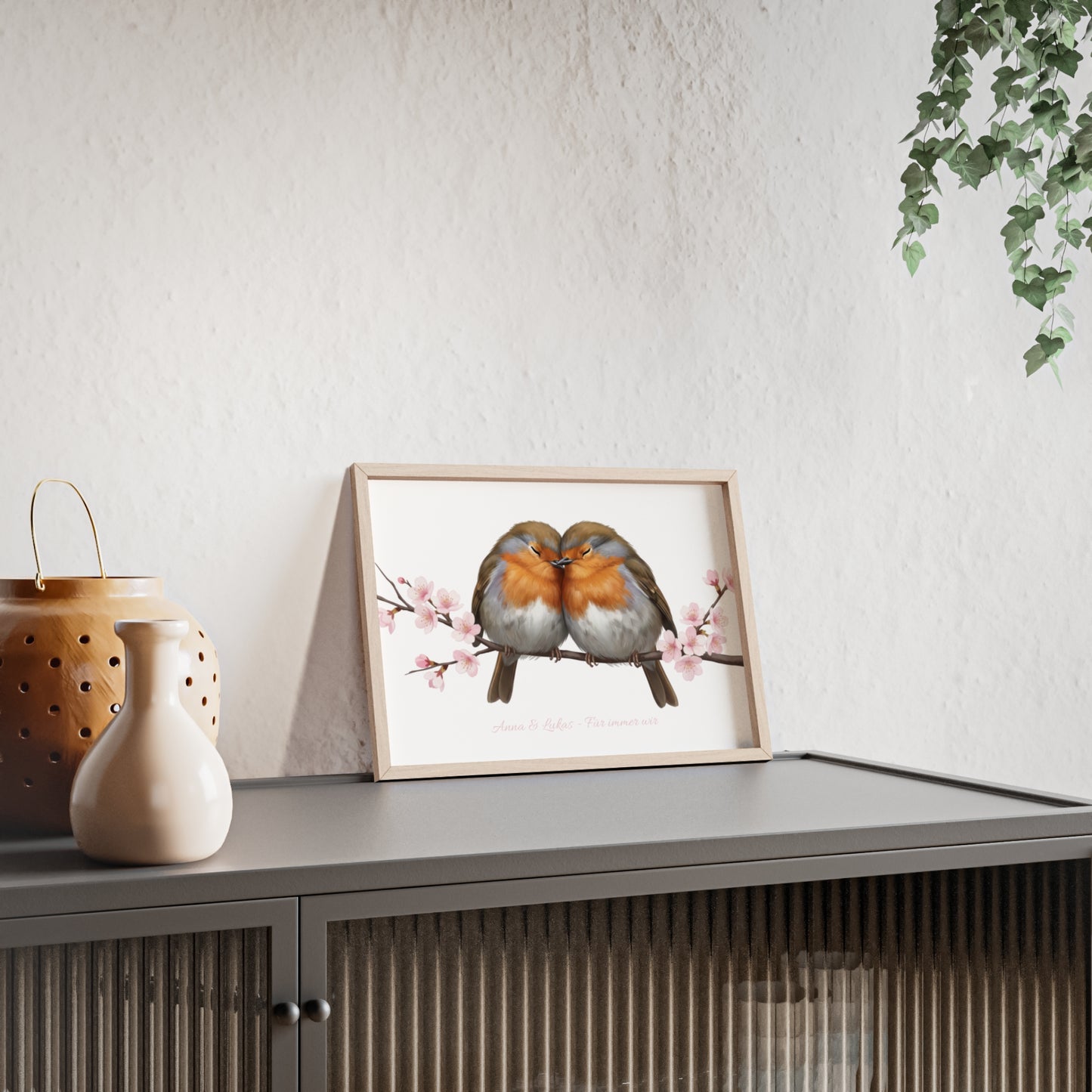 Personalisiertes Wandbild im Holzrahmen – Rotkehlchen-Paar mit Wunschnamen