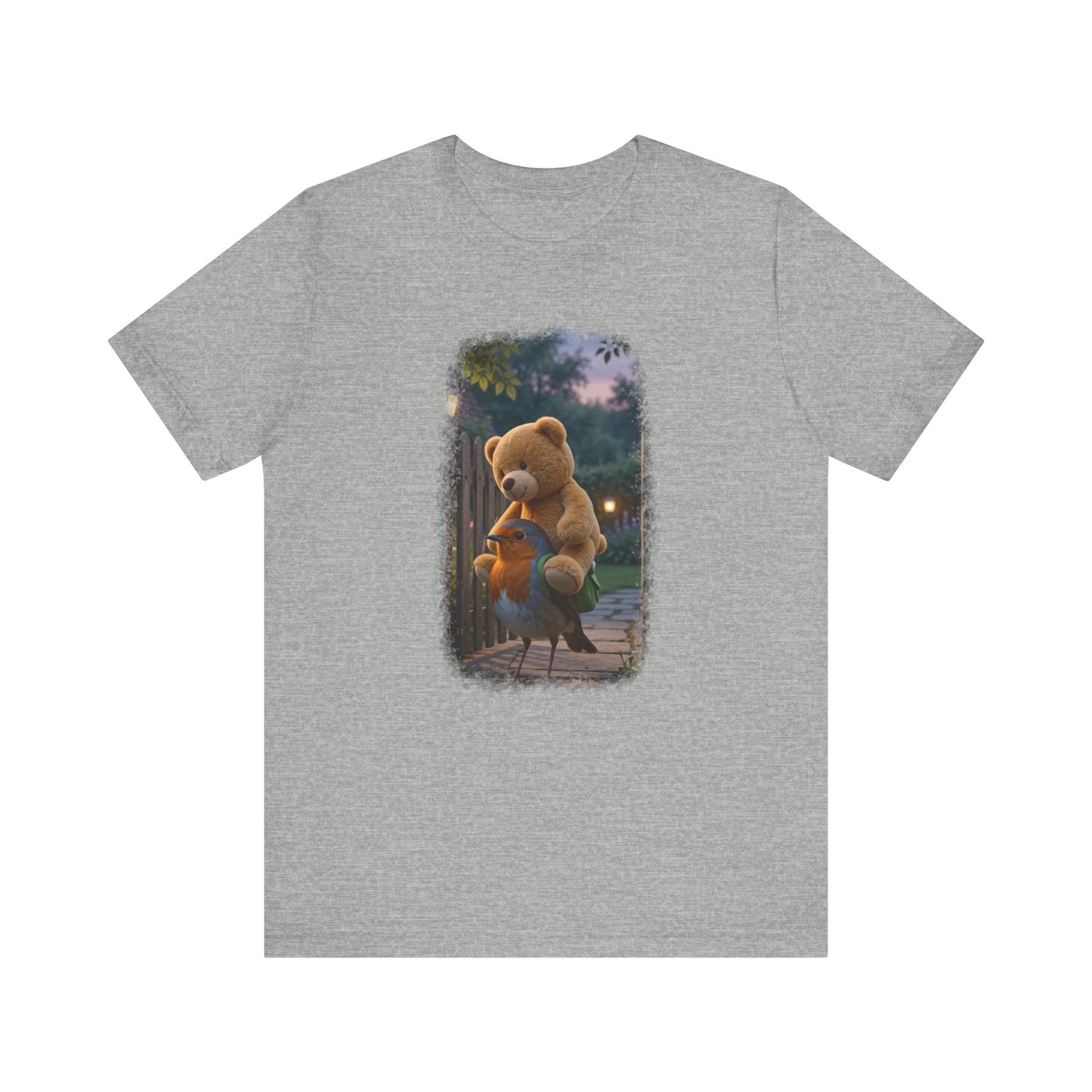 Hellgrau meliertes T-Shirt aus Baumwolle. Auf der Brust ist eine witzige digitale Illustration aufgedruckt: Ein niedliches Rotkehlchen namens Rosi steht im Vorgarten und versucht, einen riesigen Kirmes-Teddybären in einen viel zu kleinen grünen Frosch-Rucksack zu quetschen.