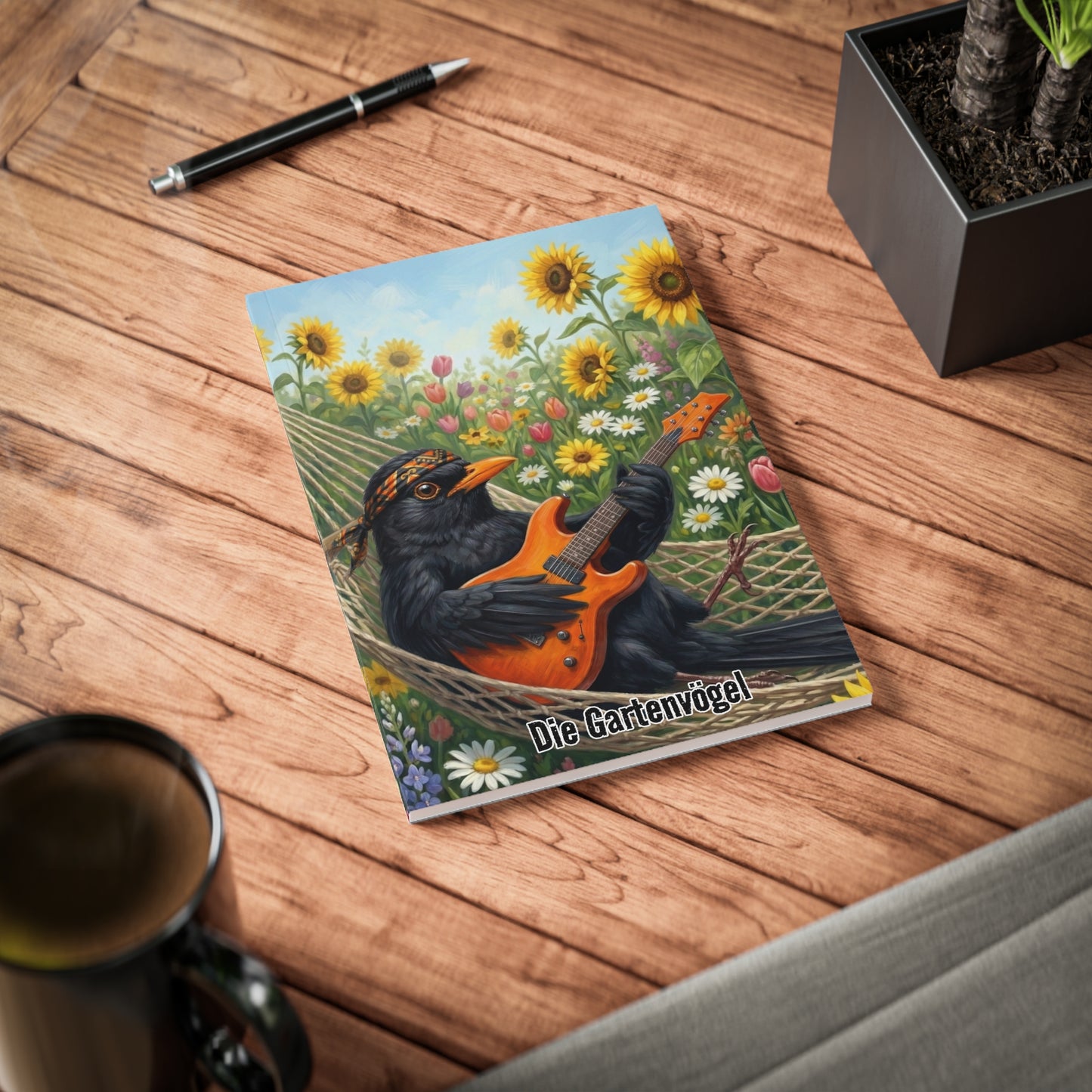 Blacky mit Gitarre in der Hängematte - Premium Notizbuch A5 mit Vogelmotiv | Die Gartenvögel