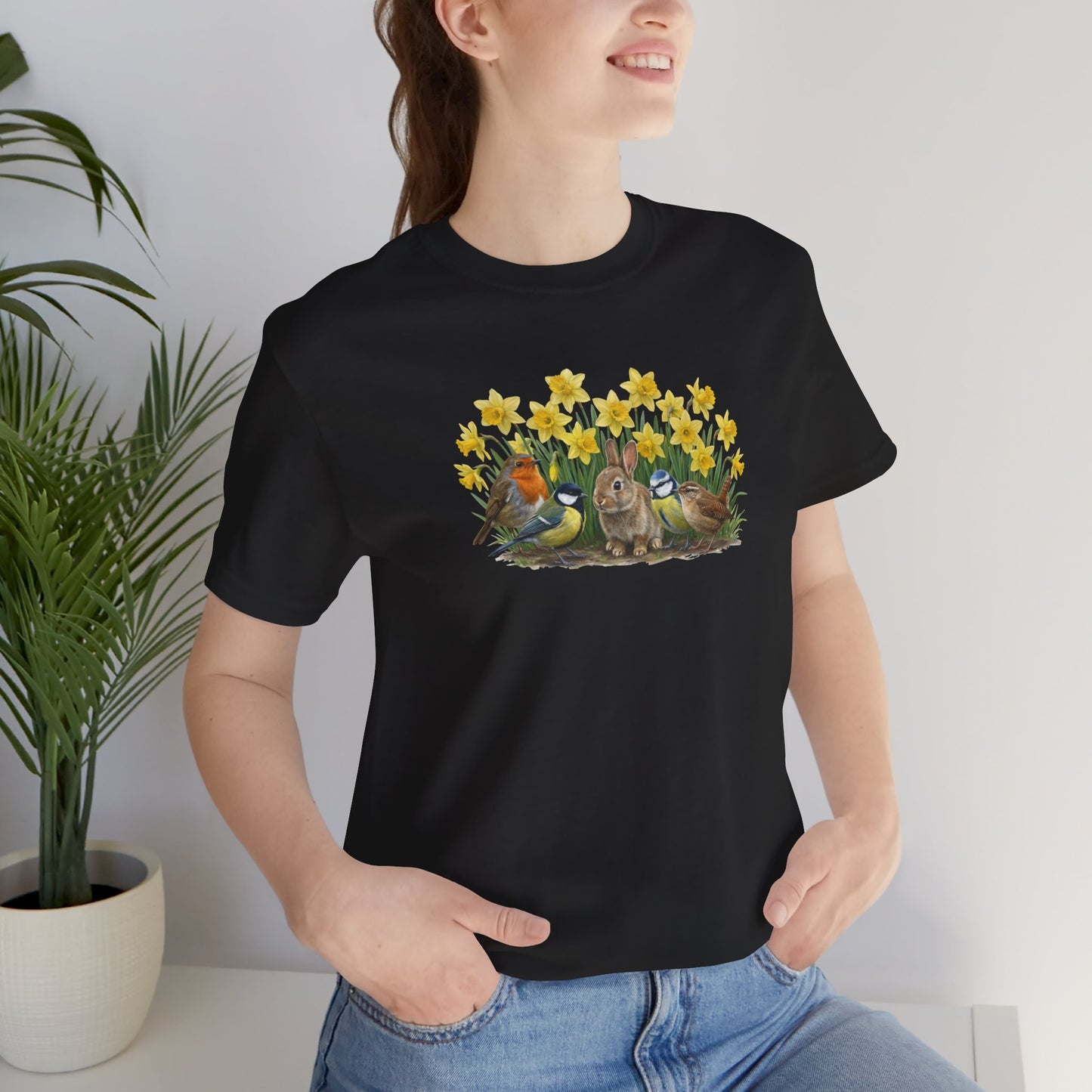 Oster T-Shirt "Gartenfreunde" - Kaninchen, Rotkehlchen & Meisen in Osterglocken | Premium Baumwolle