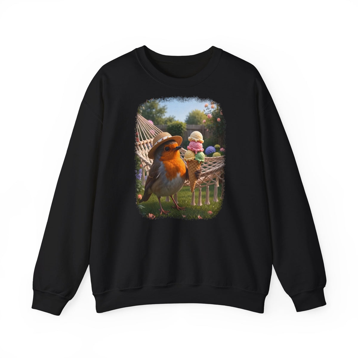Schwarzes Unisex Sweatshirt. Auf der Brust ist eine großflächige digitale Illustration aufgedruckt: Das Rotkehlchen Rosi steht mit Sonnenhut in einem sommerlichen Garten und hält ein riesiges Eis mit fünf Kugeln.