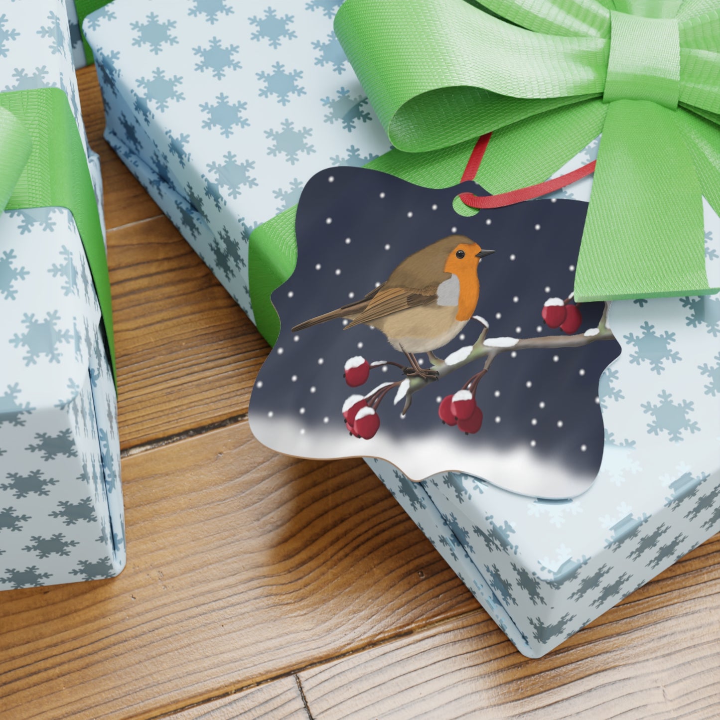 Rotkehlchen auf einem Ast Ornament aus Aluminium – Einzigartiger Christbaumschmuck mit Rotem Band