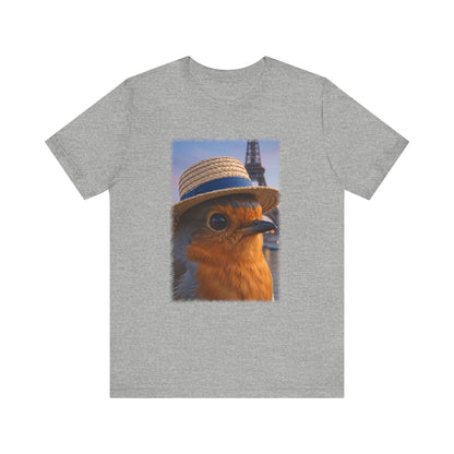 Rosi Rotkehlchen mit Sonnenhut in Paris T-Shirt – Bequemes Premium Shirt für Reisefreunde