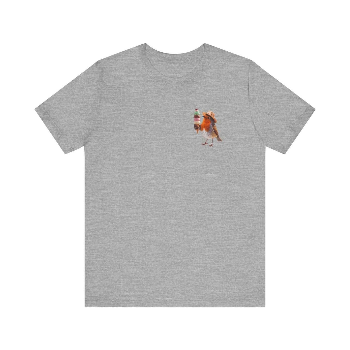 Hellgraues T-Shirt aus weicher Baumwolle. Auf der linken Brusthälfte ist eine kleine, detailreiche digitale Illustration aufgedruckt: Ein niedliches Rotkehlchen namens Rosi mit Sonnenhut, das freudig eine riesige Eiswaffel mit vier Kugeln hält.