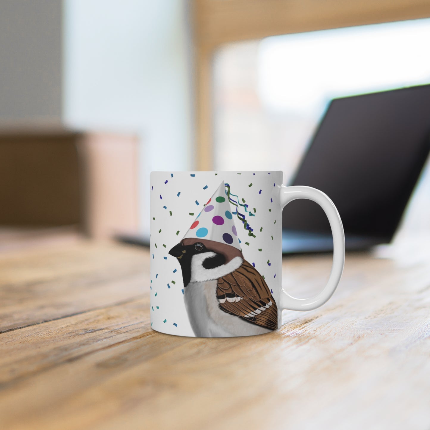 Feldsperling feiert Geburtstag mit Partyhut und Konfetti Vogel Tasse