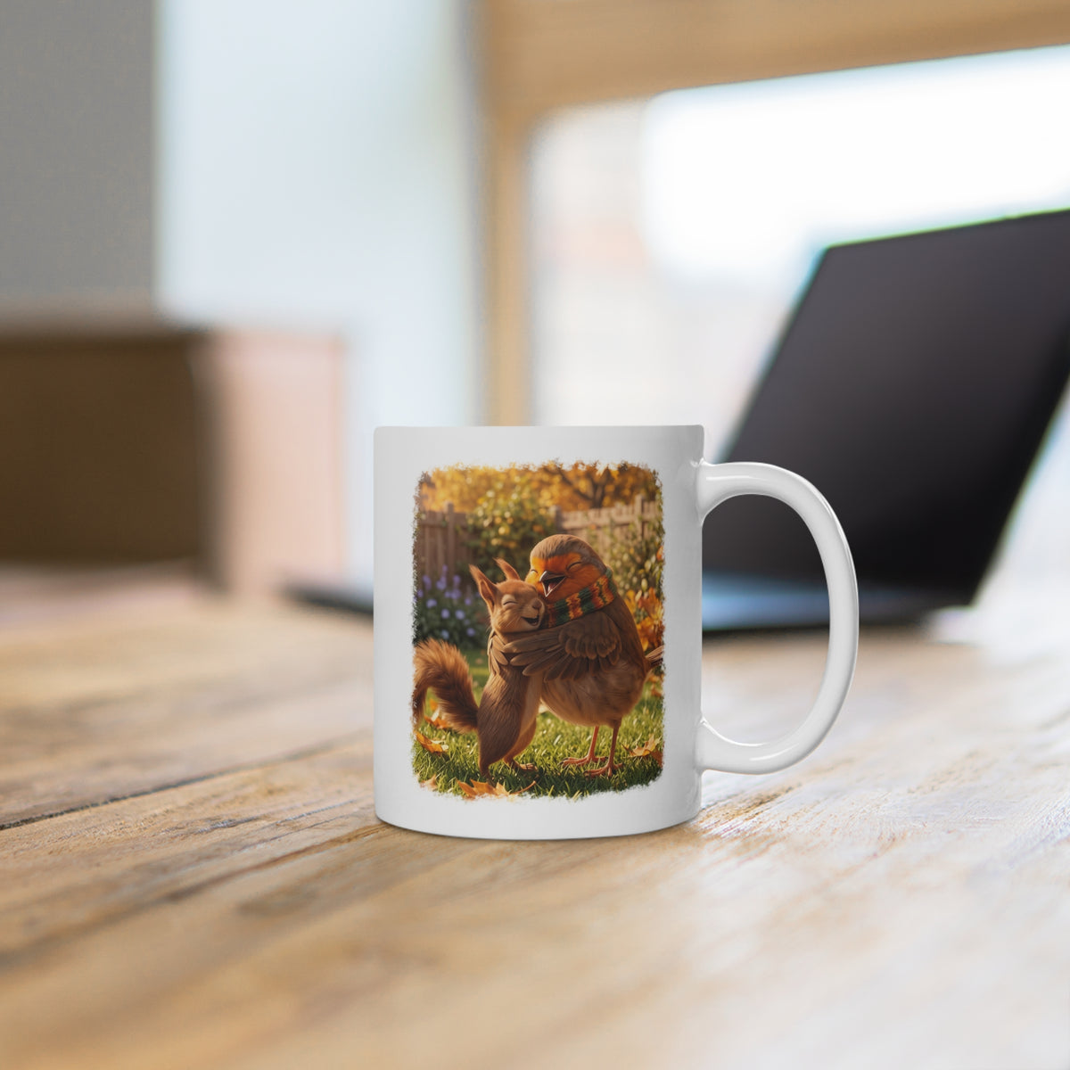 Rotkehlchen & Eichhörnchen Tasse „Rosi“ – Süßer Kaffeebecher mit Umarmung im Garten