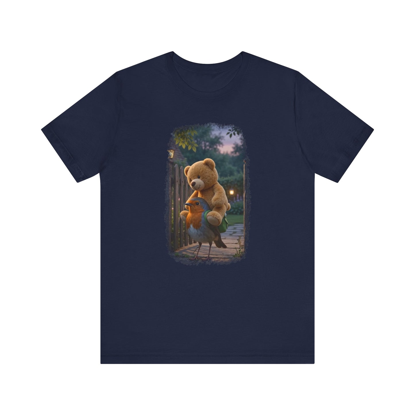 Navy blaues T-Shirt aus Baumwolle. Auf der Brust ist eine witzige digitale Illustration aufgedruckt: Ein niedliches Rotkehlchen namens Rosi steht im Vorgarten und versucht, einen riesigen Kirmes-Teddybären in einen viel zu kleinen grünen Frosch-Rucksack zu quetschen.