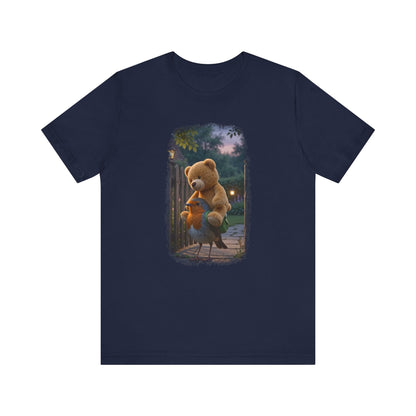 Navy blaues T-Shirt aus Baumwolle. Auf der Brust ist eine witzige digitale Illustration aufgedruckt: Ein niedliches Rotkehlchen namens Rosi steht im Vorgarten und versucht, einen riesigen Kirmes-Teddybären in einen viel zu kleinen grünen Frosch-Rucksack zu quetschen.