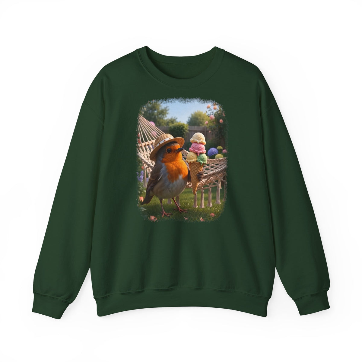 Dunkelgrünes Unisex Sweatshirt. Auf der Brust ist eine großflächige digitale Illustration aufgedruckt: Das Rotkehlchen Rosi steht mit Sonnenhut in einem sommerlichen Garten und hält ein riesiges Eis mit fünf Kugeln.
