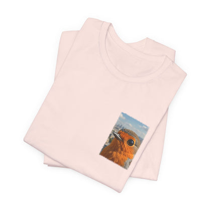 Rosi Rotkehlchen vor der Pariser Skyline T-Shirt – Bequemes Premium Shirt für Vogelfreunde