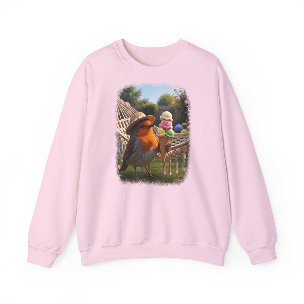 Pinkes Unisex Sweatshirt. Auf der Brust ist eine großflächige digitale Illustration aufgedruckt: Das Rotkehlchen Rosi steht mit Sonnenhut in einem sommerlichen Garten und hält ein riesiges Eis mit fünf Kugeln.
