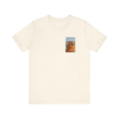 Rosi Rotkehlchen vor der Pariser Skyline T-Shirt – Bequemes Premium Shirt für Vogelfreunde