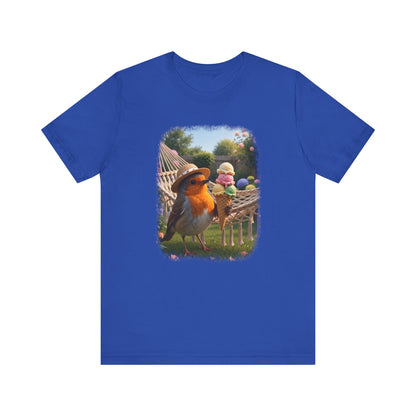 Blaues T-Shirt aus weicher Baumwolle. Auf der Brust ist eine große, farbenfrohe digitale Illustration aufgedruckt: Das Rotkehlchen Rosi steht mit einem Sonnenhut in einem sommerlichen Garten und hält ein riesiges Eis mit vier Kugeln in den Flügeln.