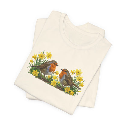 Detailansicht der Aquarell-Illustration auf dem T-Shirt: Fein gezeichnete Rotkehlchen sitzen vor Osterglocken-Blüten.