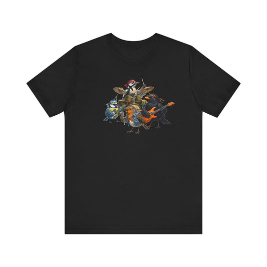 schwares t-shirt mit der vogelband Die Gartenvögel, die aus der Amsel Blacky an der Gitarre, der Blaumeise Bert an der Gitarre, dem Specht Sigi am Schlagzeug und dem Rotkehlhen Rocky als Sänger besteht.