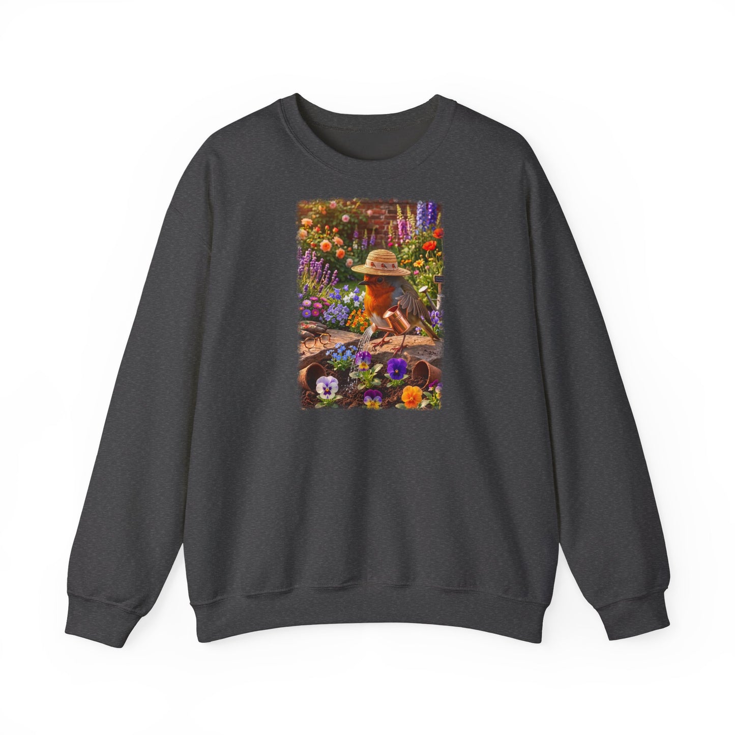 Digital gemalte Illustration eines friedlichen Rotkehlchens inmitten eines blühenden Blumenbeets, das mit einer kleinen Gießkanne die Blumen wässert, auf einem warmen Unisex-Sweatshirt.