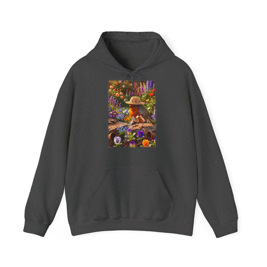Digital gemalte Illustration eines glücklichen Rotkehlchens mit Sonnenhut, das an einer Blume schnuppert und einen vollen Einkaufswagen schiebt, gedruckt mit weichen Acryl-Kanten auf einem gemütlichen Unisex-Hoodie.