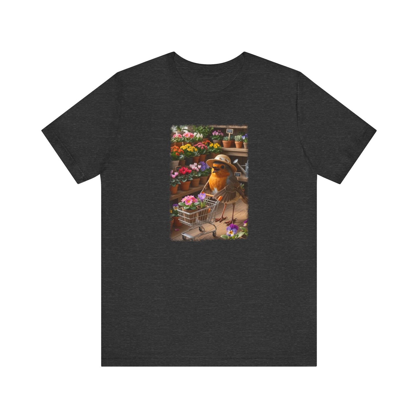 Digital gemalte Illustration eines glücklichen Rotkehlchens mit Sonnenhut, das mit offenem Schnabel an einer Blume schnuppert und einen vollen Einkaufswagen schiebt, auf einem Unisex T-Shirt.