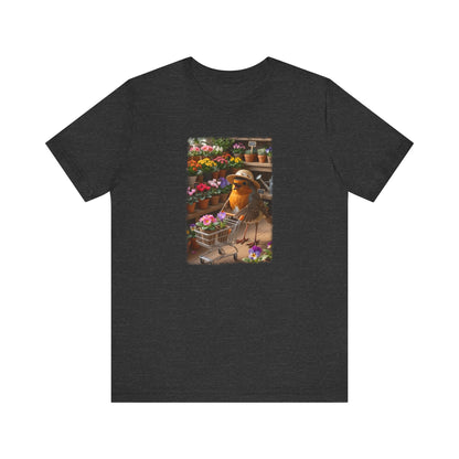 Digital gemalte Illustration eines glücklichen Rotkehlchens mit Sonnenhut, das mit offenem Schnabel an einer Blume schnuppert und einen vollen Einkaufswagen schiebt, auf einem Unisex T-Shirt.