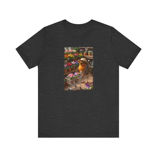 Digital gemalte Illustration eines glücklichen Rotkehlchens mit Sonnenhut, das mit offenem Schnabel an einer Blume schnuppert und einen vollen Einkaufswagen schiebt, auf einem Unisex T-Shirt.