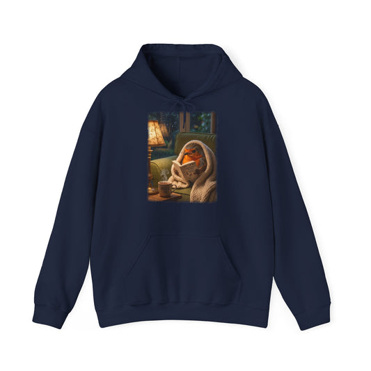 Digital gemalte Illustration eines kleinen Rotkehlchens, das eingekuschelt auf dem Sofa ein Buch liest, gedruckt mit weichen Acryl-Kanten auf einem gemütlichen Unisex-Hoodie mit Kängurutasche.