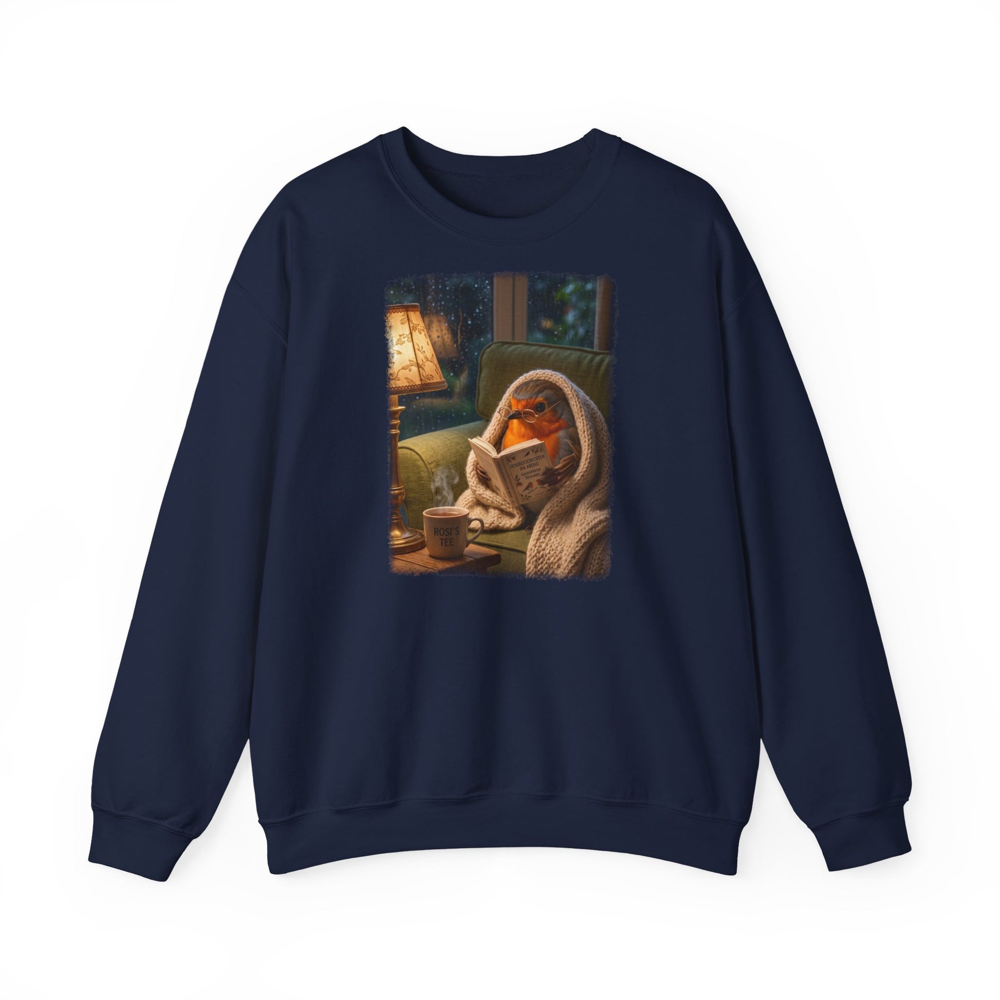 Digital gemalte Illustration eines kleinen Rotkehlchens, das eingekuschelt auf dem Sofa ein Buch liest, gedruckt mit weichen Acryl-Kanten auf einem warmen Unisex-Sweatshirt für Vogelliebhaber.