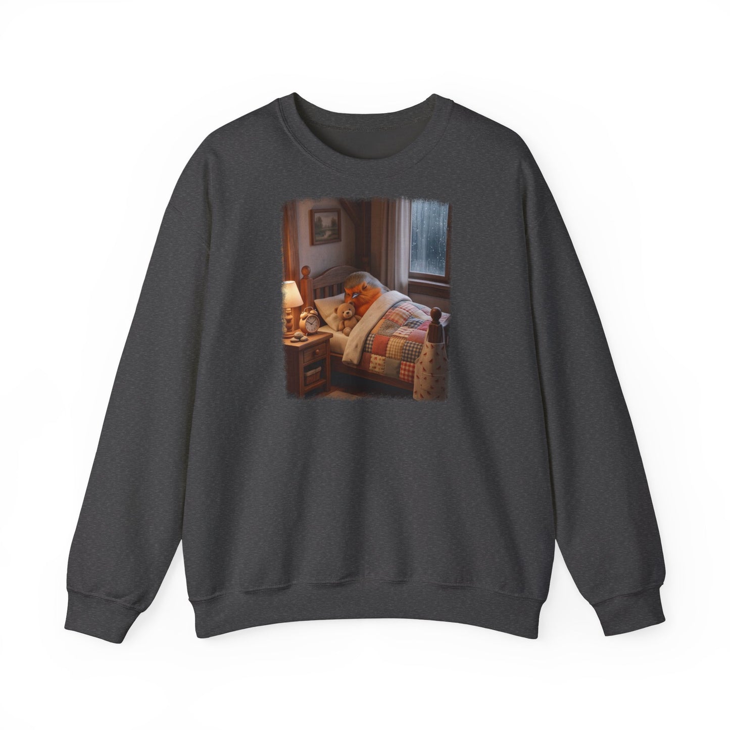 Digital gemalte Illustration eines kleinen Rotkehlchens, das mit einem Teddybären unter der Bettdecke kuschelt, gedruckt mit weichen Acryl-Kanten auf einem warmen Unisex-Sweatshirt.