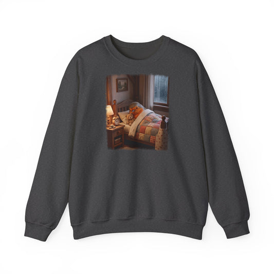 Digital gemalte Illustration eines kleinen Rotkehlchens, das mit einem Teddybären unter der Bettdecke kuschelt, gedruckt mit weichen Acryl-Kanten auf einem warmen Unisex-Sweatshirt.