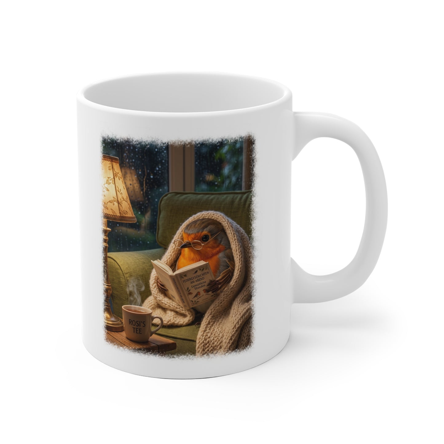 Digital gemalte Illustration eines niedlichen Rotkehlchens, das eingekuschelt auf dem Sofa ein Buch liest, gedruckt mit weichen, künstlerischen Acryl-Kanten auf einer weißen Keramiktasse.