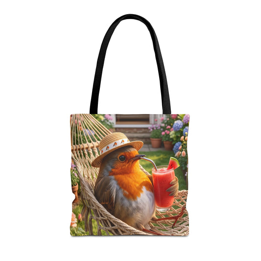 Ein 40x40 cm großer Stoffbeutel mit einer digitalen Illustration des niedlichen Gartenvogels Rosi Rotkehlchen. Sie trägt einen Sonnenhut, entspannt in einer Hängematte im Garten und hält ein Glas mit Wassermelonen-Smoothie.