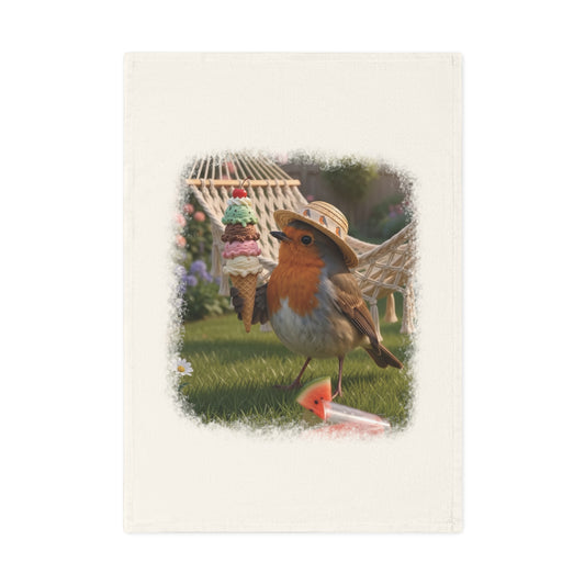 Geschirrtuch aus Bio-Baumwolle mit beigefarbenem Rand. Auf dem Tuch ist eine großflächige digitale Illustration aufgedruckt: Das Rotkehlchen Rosi steht mit Sonnenhut in einem sommerlichen Garten und hält ein riesiges Eis mit vier Kugeln.