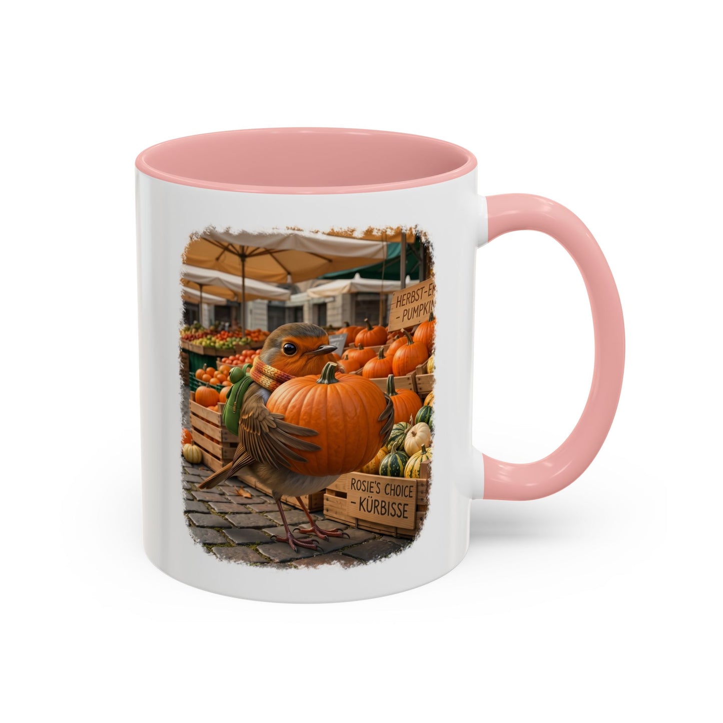Herbstliche Keramiktasse mit farbigem Henkel. Das detailreiche Motiv zeigt das kleine Rotkehlchen Rosi, das glücklich einen riesigen orangenen Kürbis auf dem Marktplatz im Arm hält. Ein gemütliches Geschenk für Vogelfreunde, Vogelbeobachter und Teetrinker.