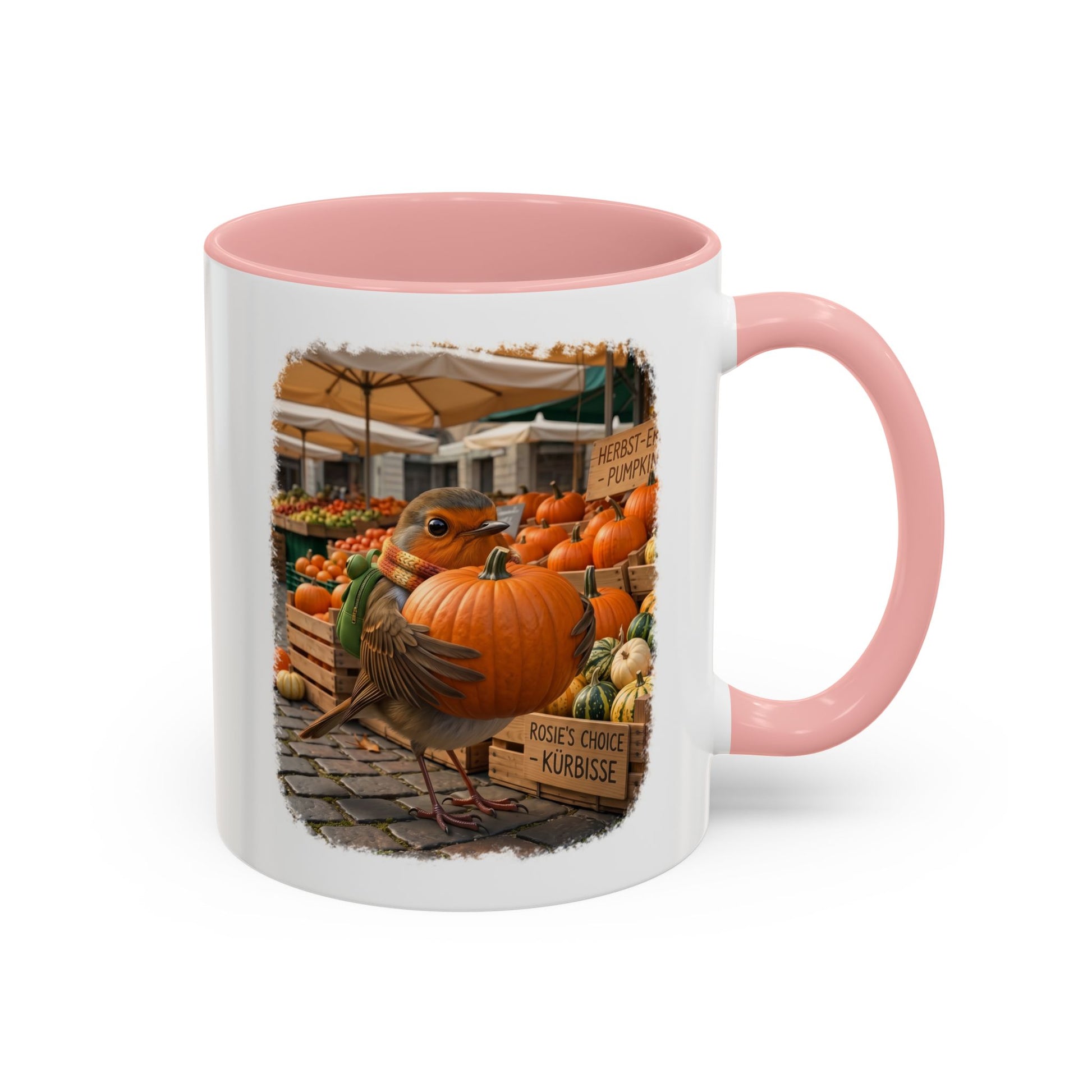 Herbstliche Keramiktasse mit farbigem Henkel. Das detailreiche Motiv zeigt das kleine Rotkehlchen Rosi, das glücklich einen riesigen orangenen Kürbis auf dem Marktplatz im Arm hält. Ein gemütliches Geschenk für Vogelfreunde, Vogelbeobachter und Teetrinker.