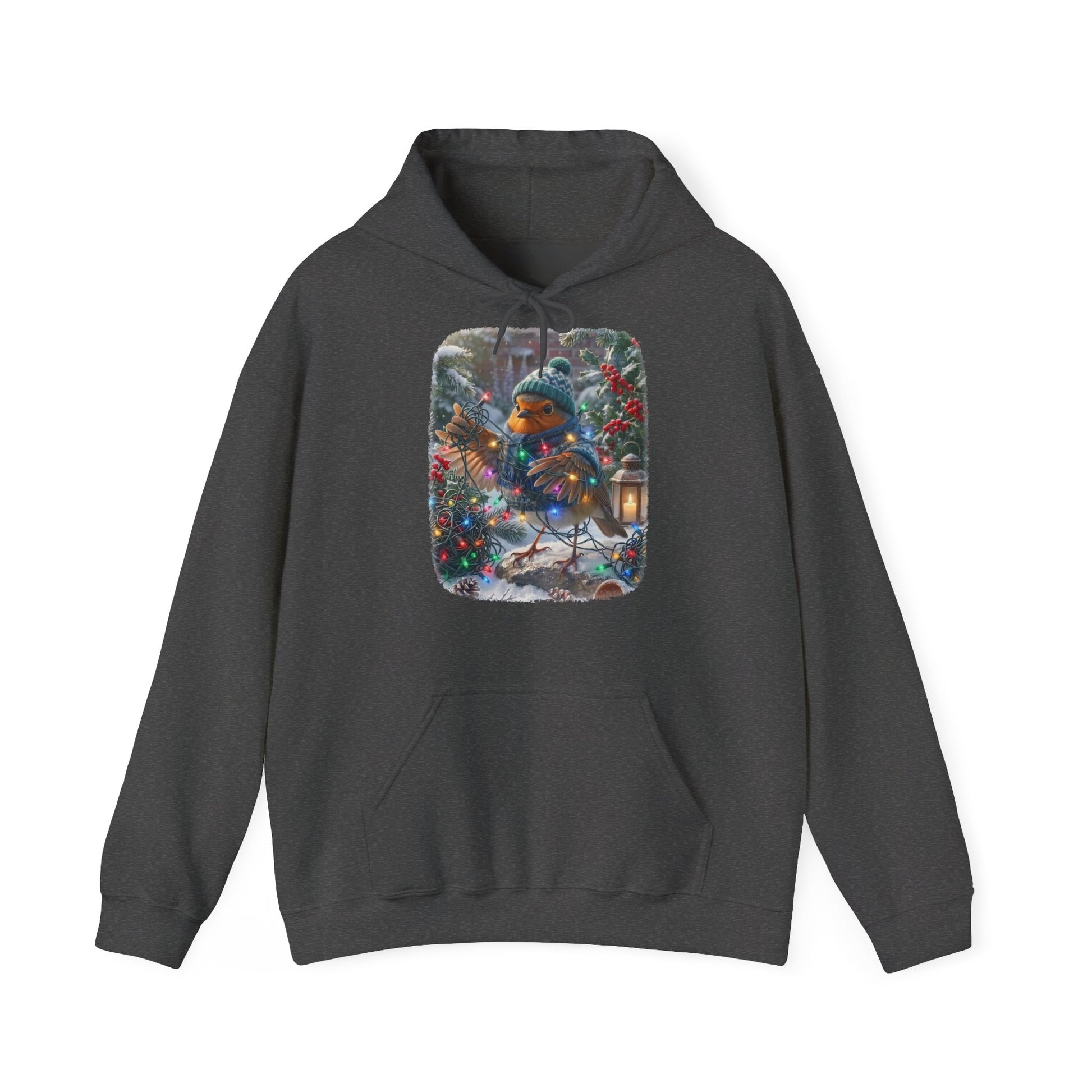 Kuscheliger Winter Hoodie mit Vogelmotiv. Das Rotkehlchen Rosi hat sich beim Schmücken im verschneiten Garten lustig in einer leuchtenden Lichterkette verheddert und versucht den Kabelsalat zu entwirren. Ein schönes Geschenk für Vogelfreunde.