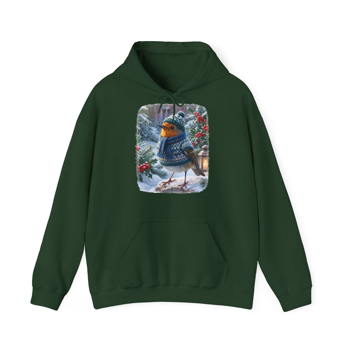 Kuscheliger Winter Hoodie mit Vogelmotiv. Das Rotkehlchen Rosi trägt Strickmütze, Strickschal und Strickpullover in einem verschneiten Garten. Ein schönes Geschenk für Vogelfreunde.