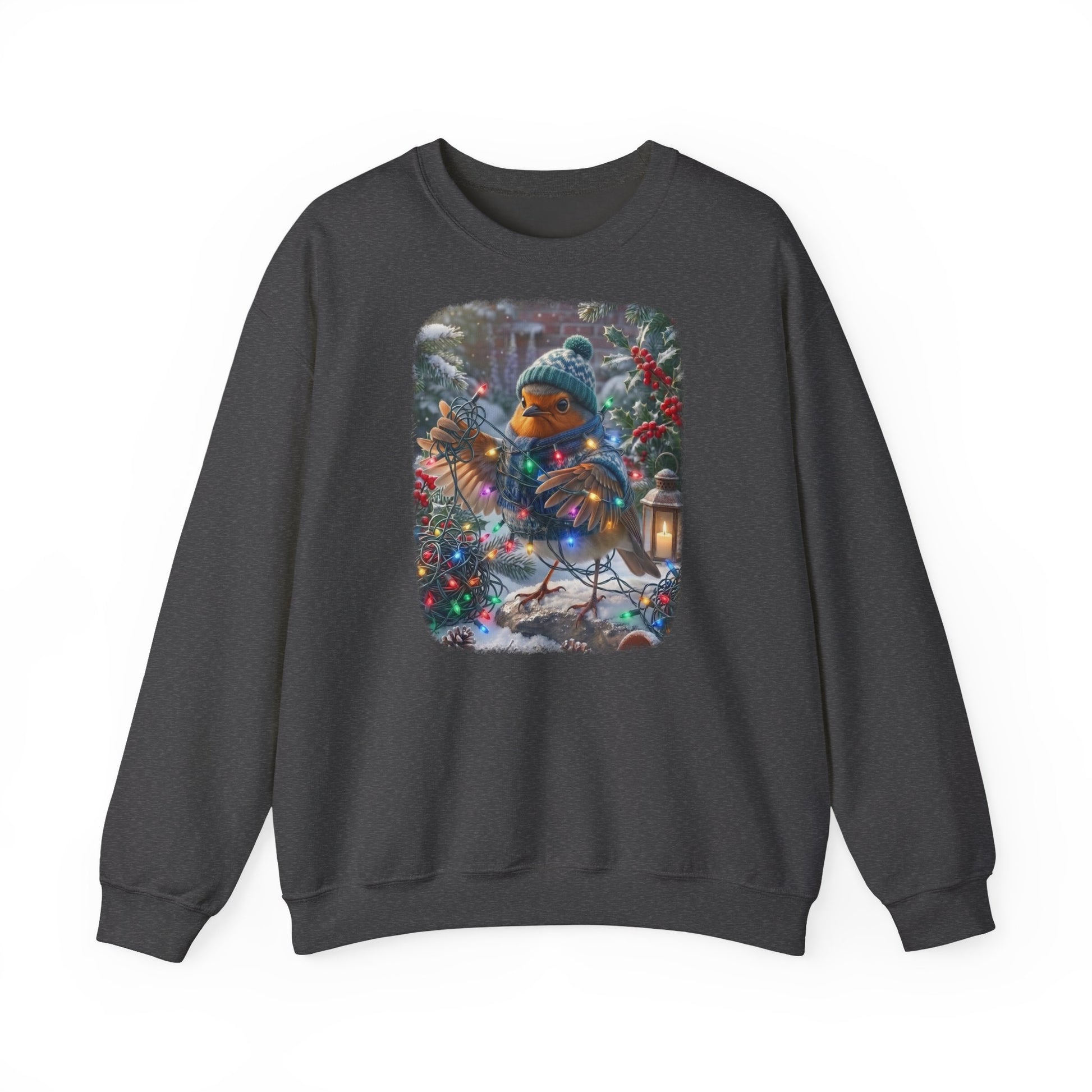 Kuscheliges Winter Sweatshirt mit Vogelmotiv. Das Rotkehlchen Rosi hat sich beim Schmücken im verschneiten Garten lustig in einer leuchtenden Lichterkette verheddert und versucht den Kabelsalat zu entwirren. Ein schönes Geschenk für Vogelfreunde.