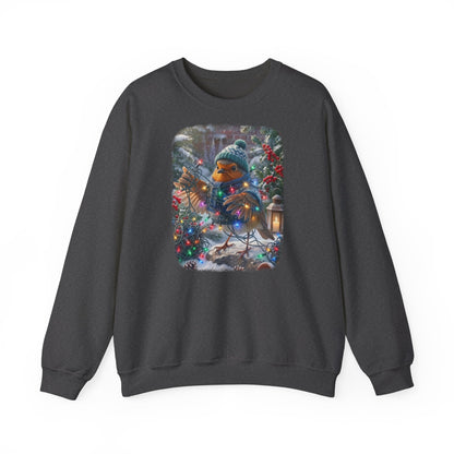 Kuscheliges Winter Sweatshirt mit Vogelmotiv. Das Rotkehlchen Rosi hat sich beim Schmücken im verschneiten Garten lustig in einer leuchtenden Lichterkette verheddert und versucht den Kabelsalat zu entwirren. Ein schönes Geschenk für Vogelfreunde.