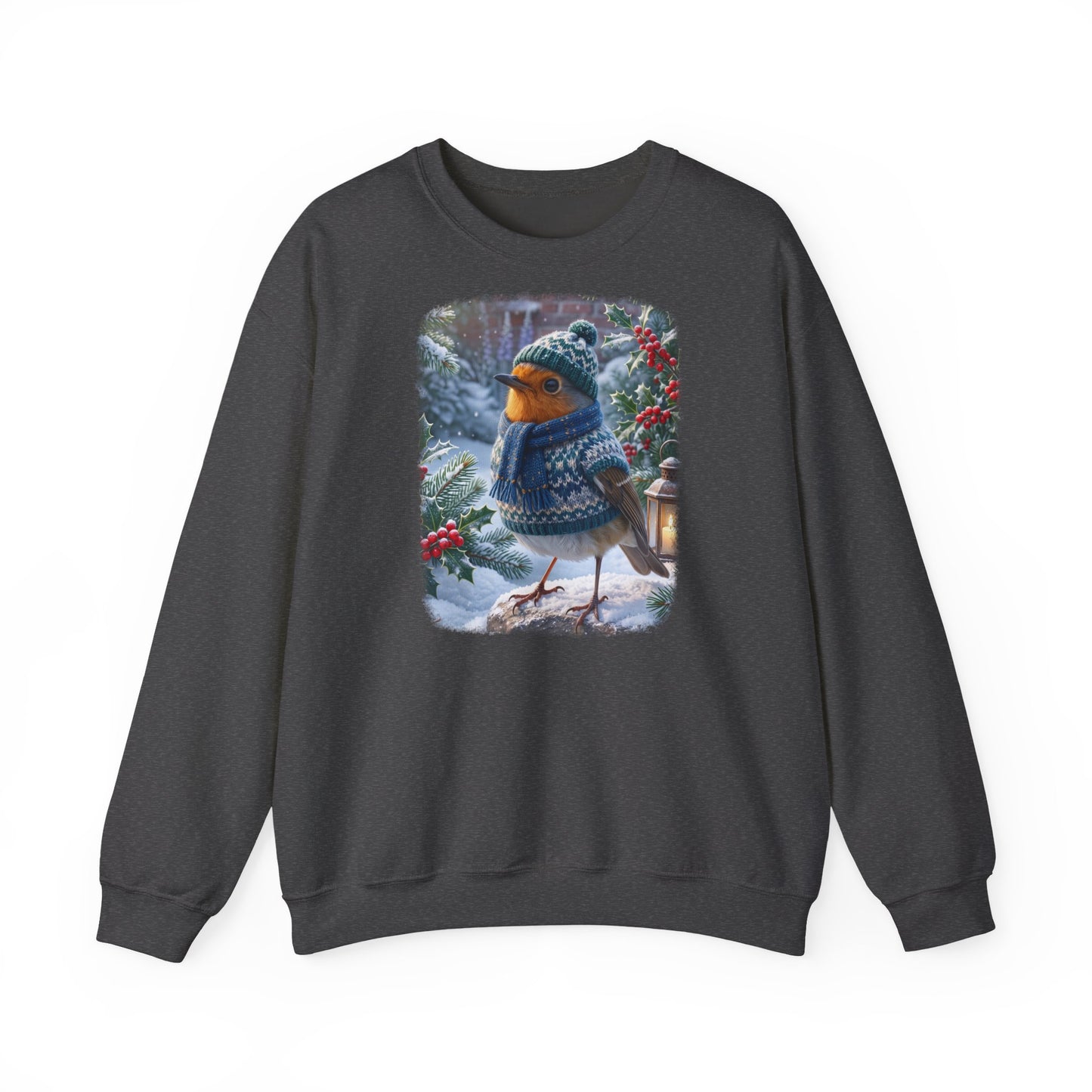 Kuscheliges Winter Sweatshirt mit Vogelmotiv. Das Rotkehlchen Rosi trägt Strickmütze, Strickschal und Strickpullover in einem verschneiten Garten. Ein schönes Geschenk für Vogelfreunde.