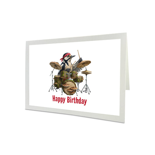 Grußkarte mit einem Specht, der Schlagzeug spielt, und dem Text „Happy Birthday“ auf weißem Hintergrund