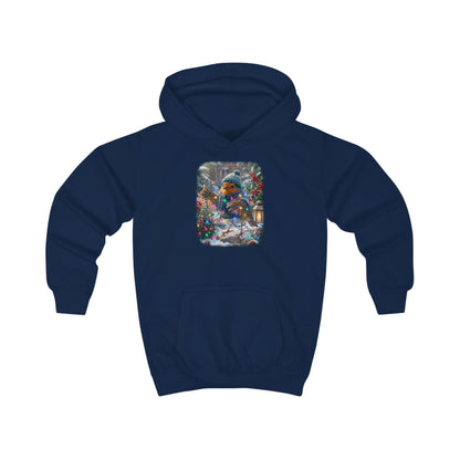 Lustiger Vogel Hoodie für Kinder. Das kleine Rotkehlchen Rosi trägt Mütze und Schal im Winter und hat sich beim Schmücken lustig in einer leuchtenden Lichterkette verheddert. Ein tolles warmes Geschenk für kleine Vogelfreunde, Vogelbeobachter und Nachwuchs-Biologen.